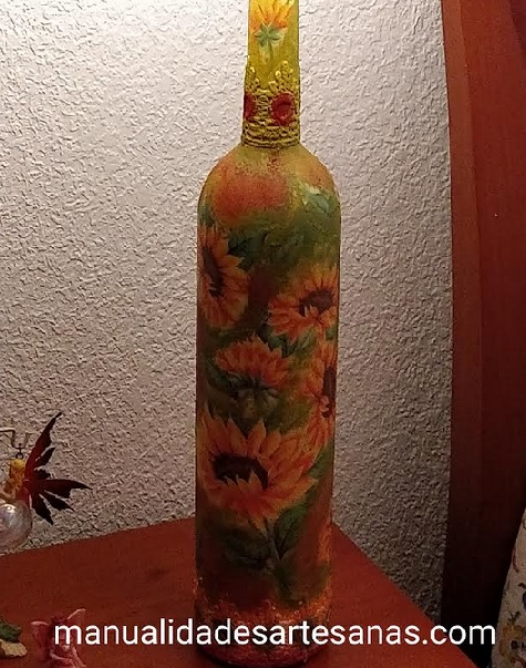 Botella de vídrio con decoupage de girasoles y puntillas