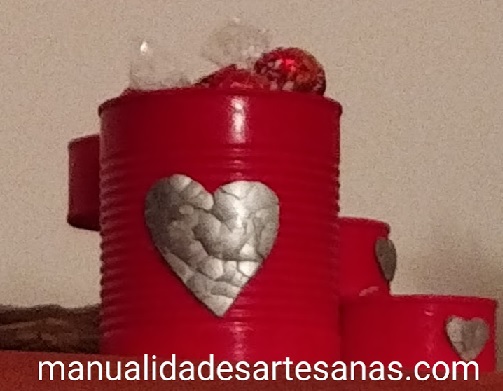 Dispensador de bombones para San Valentín con latas de conservas