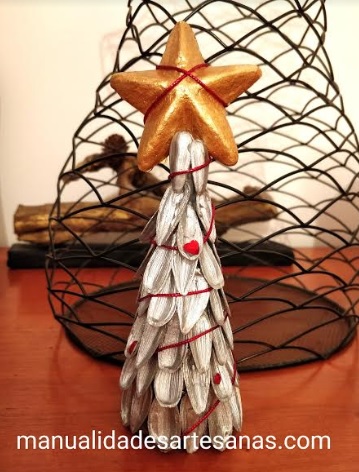 Árbol de Navidad hecho con cáscaras de pipas
