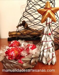 Centro y árbol de Navidad hecho de cáscaras de pipas