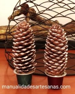 Árboles de Navidad con piñas de pino y nespresso