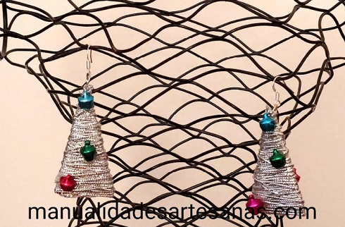 Pendientes árboles de Navidad con cartón e hilo de plata