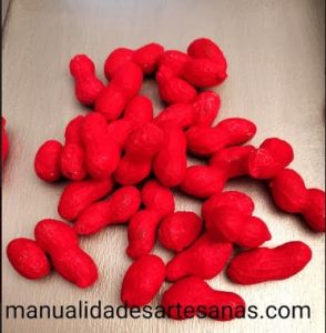 Cacahuetes con cáscaras pintados de rojo