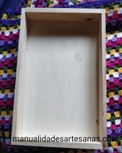 Caja de madera de gambas limpia