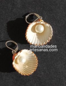 Pendientes de conchas de mar y perlas